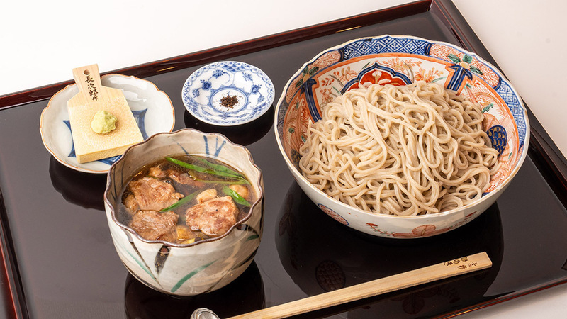 Toshikoshi soba, món mì truyền thống của Nhật Bản trong đêm Giao thừa, tượng trưng cho sức bền bỉ và trường thọ. Ảnh: MICHELIN Guide.