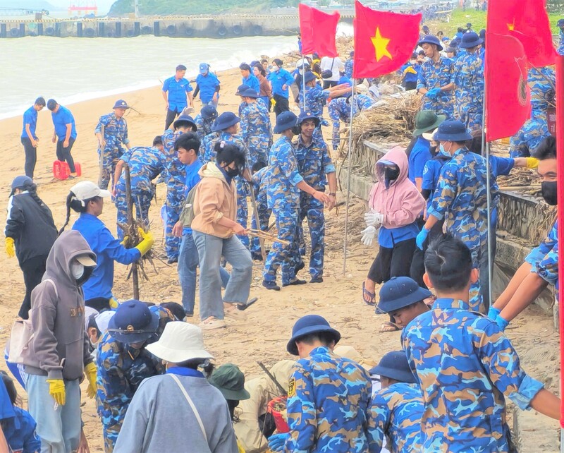 Tuổi trẻ Học viện và cán bộ, đoàn viên trên địa bàn làm sạch môi trường biển sau mưa lũ.