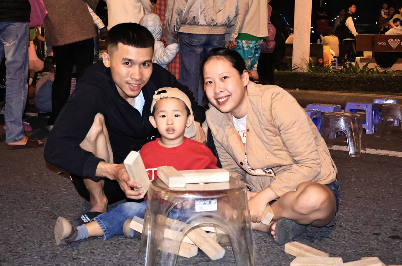 Anh Nguyễn Trường Ân (quận Ngũ Hành Sơn, TP. Đà Nẵng) chia sẻ: “Năm nào cũng vậy, chúng tôi luôn tranh thủ tham gia lễ hội chào năm mới của thành phố, khoảnh khắc cuối năm đôi khi còn mong chờ hơn những ngày Tết”. Ảnh: Diễm Phúc