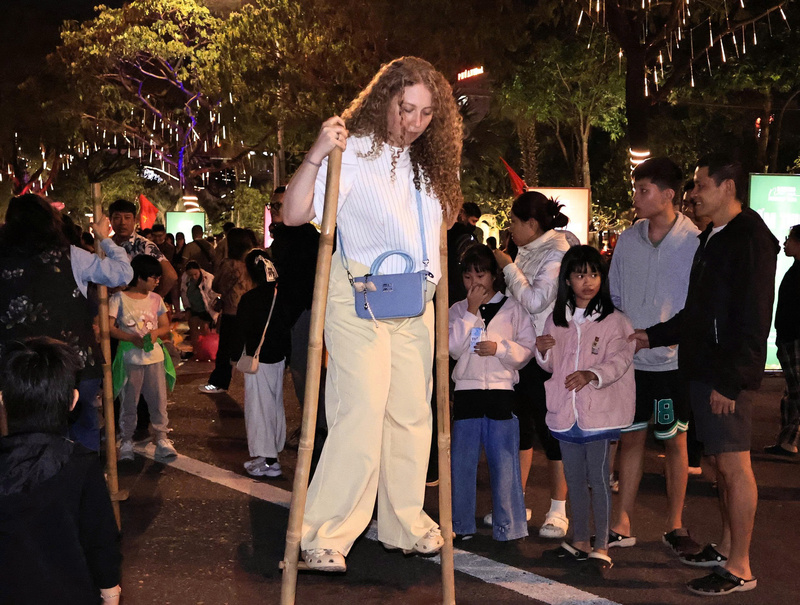 Các trò chơi dân gian Việt Nam không chỉ thu hút người dân mà còn chính những du khách nước ngoài, góp phần lan tỏa nét đẹp văn hóa và hình ảnh du lịch Đà Nẵng đến với quốc tế. Ảnh: Diễm Phúc