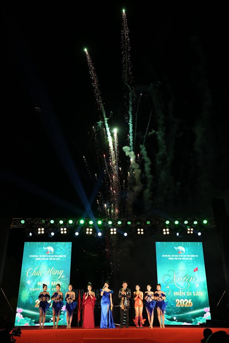 Bắn pháo hoa chào mừng năm mới 2026 tại Trung tâm du lịch Phong Nha