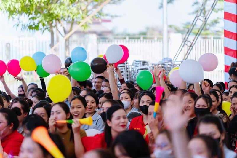 Tại các khu công nghiệp trên địa bàn tỉnh, nhiều công ty đã tổ chức các hoạt động văn hoá, văn nghệ sôi động tạo niềm vui cho người lao động trong ngày đầu năm mới. Ảnh: Mai Liễu