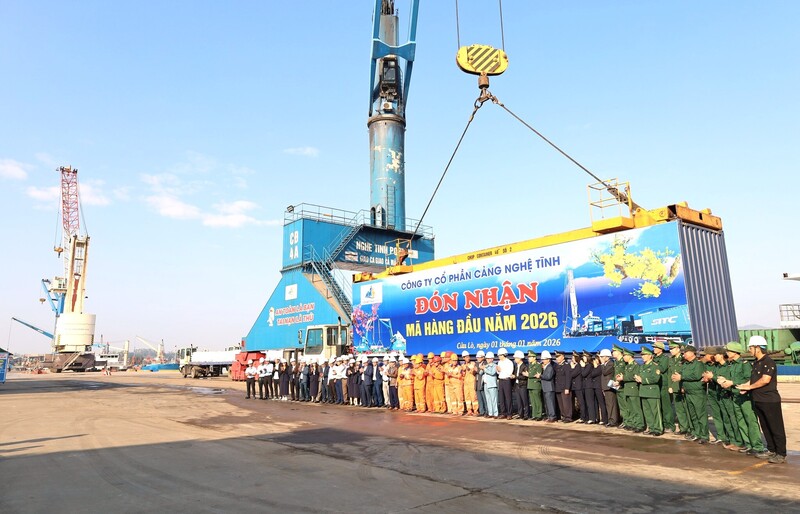 Cũng trong sáng ngày 01/01/2026, tại cảng Cửa Lò, Công ty Cổ phần Cảng Nghệ Tĩnh đã tổ chức đón nhận mã hàng đầu năm mới, với niềm tin và hy vọng về một năm hoàn thành xuất sắc các chỉ tiêu đề ra. Ảnh: Mai Liễu