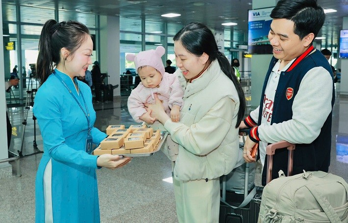 Chuỗi hoạt động đón tiếp được tổ chức trang trọng, thân thiện, tạo không khí rộn ràng, ấm áp ngay từ những giờ phút đầu tiên của năm mới, góp phần quảng bá hình ảnh Nghệ An là điểm đến an toàn, hiếu khách và giàu bản sắc văn hóa. Ảnh: Mai Liễu