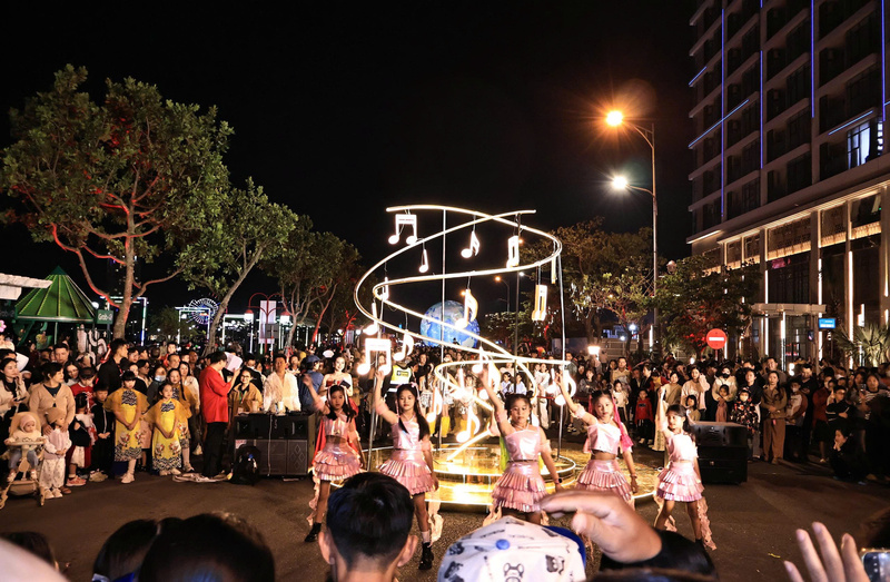 Các chương trình âm nhạc được tổ chức xuyên suốt thời gian lễ hội, tạo điểm nhấn cho không khí sôi động tại phố đi bộ. Ảnh: Diễm Phúc