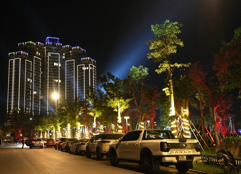 Không gian đón chào năm mới tràn ngập ánh sáng và sắc màu. Ảnh: Mai Liễu