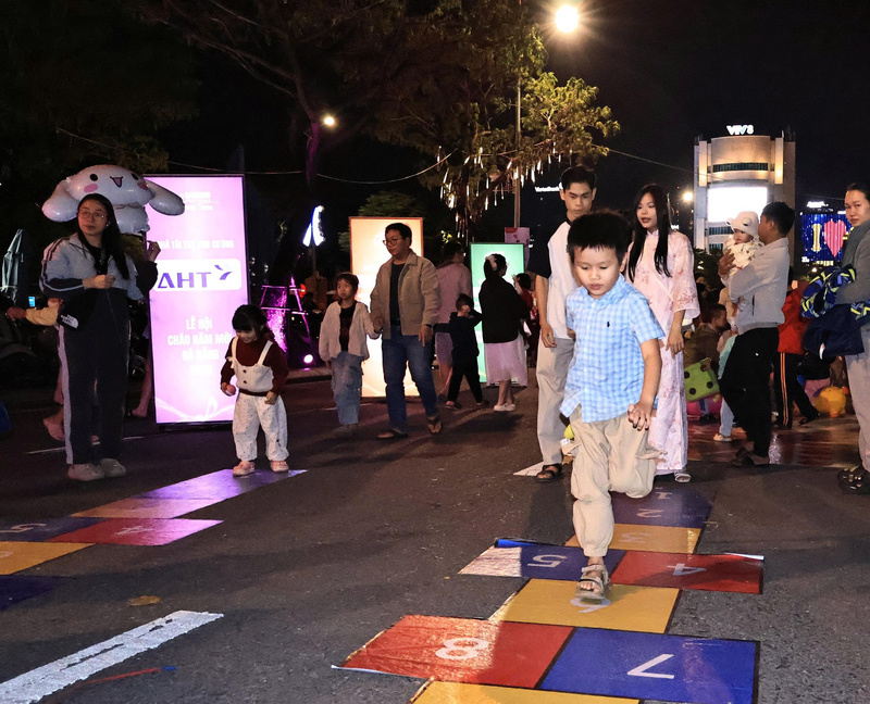 Người dân, đặc biệt là trẻ em, hào hứng tham gia các trò chơi được tổ chức tại tuyến phố đi bộ Bạch Đằng. Ảnh: Diễm Phúc