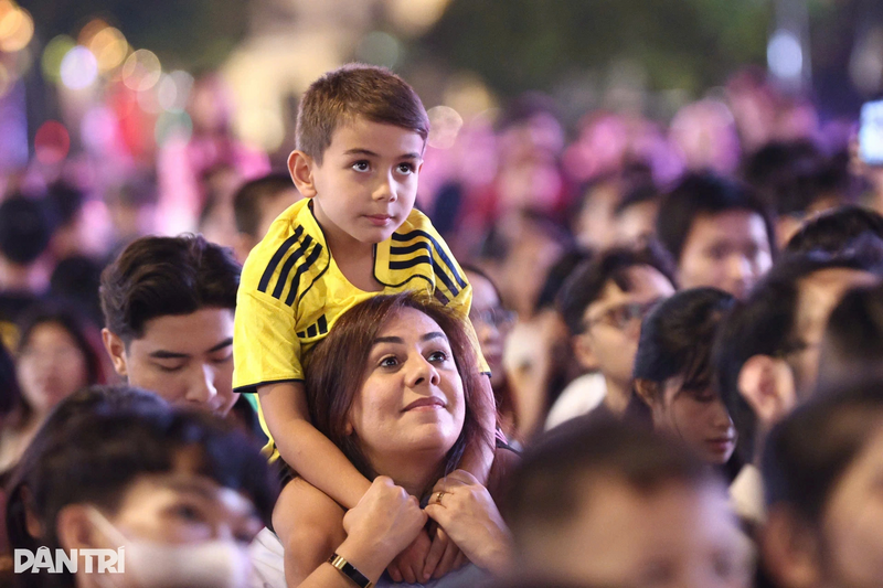 Du khách quốc tế háo hức ngắm pháo hoa tại tuyến phố trung tâm. Ảnh: Dân trí.