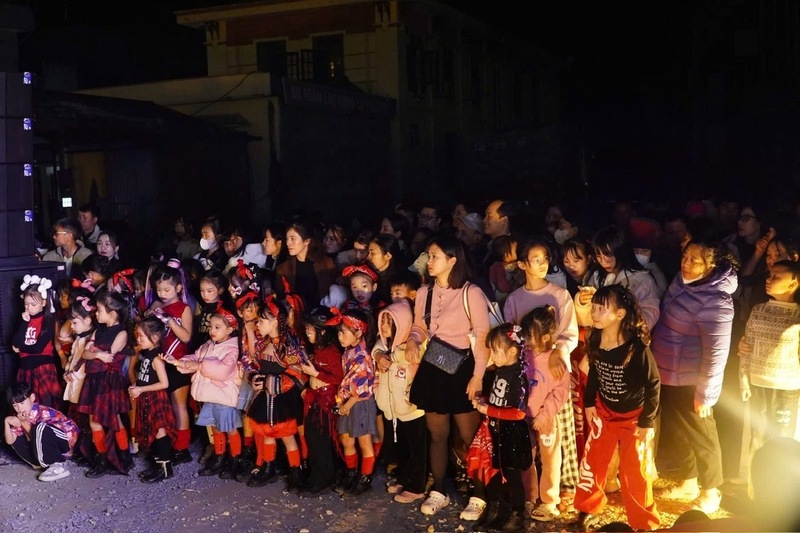 Người dân hồi hộp trong khoảng khắc đếm ngược Chào năm mới 2026 tại Điện Biên. Ảnh: CTV