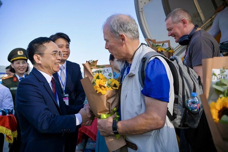 Lãnh đạo UBND tỉnh tặng hoa cho du khách trong chuyến bay đầu tiên năm 2026 đến với Điện Biên.