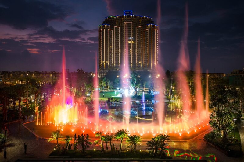 Trong tối 30/12, cùng với Quảng trường Ánh sáng – VinWonders Cửa Hội, thì Khu đô thị Eco Central Park Vinh cũng đông kín người dân đến vui chơi, chờ đón Countdown và màn bắn pháo hoa chào đón năm mới. Ảnh: Eco Central Park Vinh