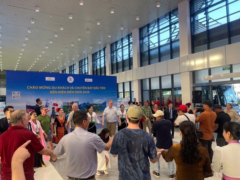 Du khách cùng nắm tay nhau múa xòe Thái, nối vòng xoè đoàn kết, cùng lan tỏa, trải nghiệm.