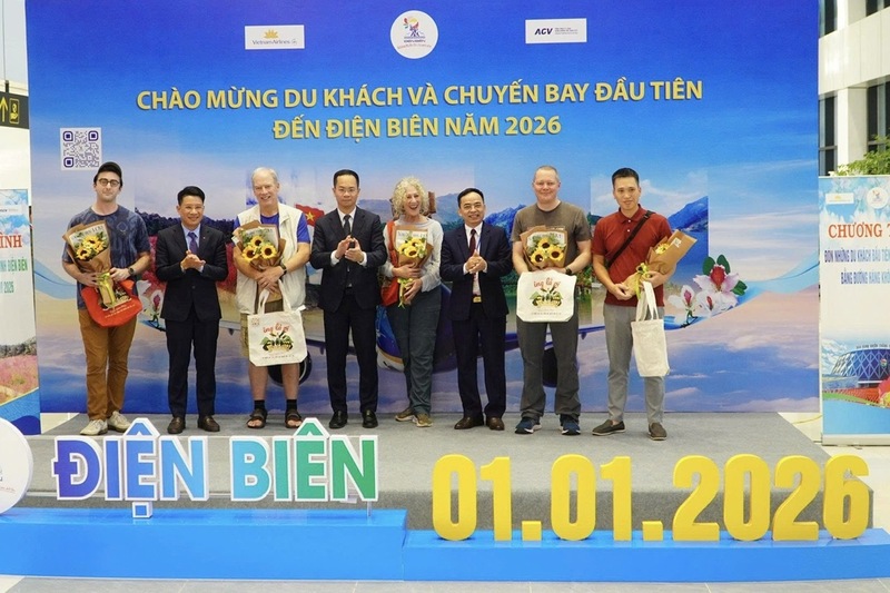 Lãnh đạo UBND tỉnh, Sở Văn hóa, Thể thao và Du lịch tỉnh Điện Biên tặng hoa và quà cho những hành khách trên chuyến bay đầu tiên năm 2026.