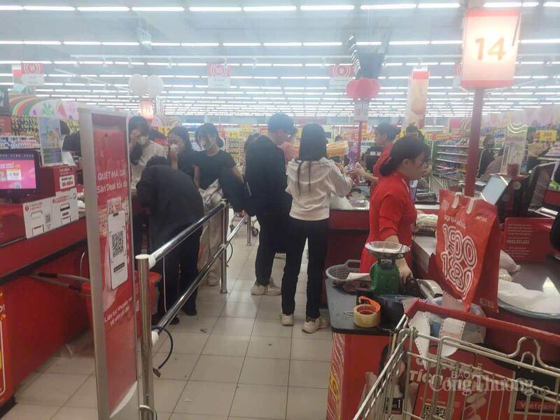 Quầy thanh toán tại siêu thị cũng nhộn nhịp ngày đầu năm 2026.