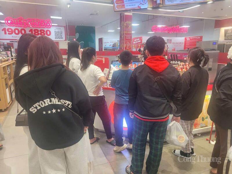 Quầy đồ ăn nhanh tại siêu thị Go! tấp nập khách hàng.