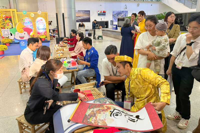 Du khách trải nghiệm nét văn hóa truyền thống Việt Nam tại sự kiện. Ảnh: Minh Khuê.