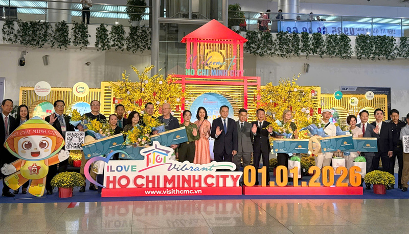 Lãnh đạo TP. Hồ Chí Minh và Sở Du lịch chào đón các vị khách du lịch quốc tế đầu tiên đến với thành phố năm 2026 tại Ga Quốc tế - sân bay Tân Sơn Nhất (TP. Hồ Chí Minh). Ảnh: Minh Khuê.