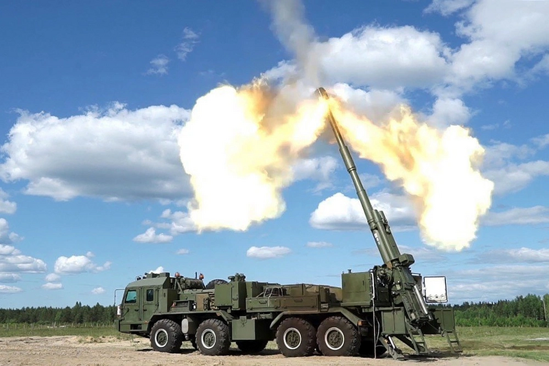 Với khung gầm bánh lốp và tầm bắn lên tới 50 km, 2S44 Giatsint-K bổ sung hỏa lực linh hoạt cho học thuyết pháo binh Nga. Ảnh: RIA Novosti