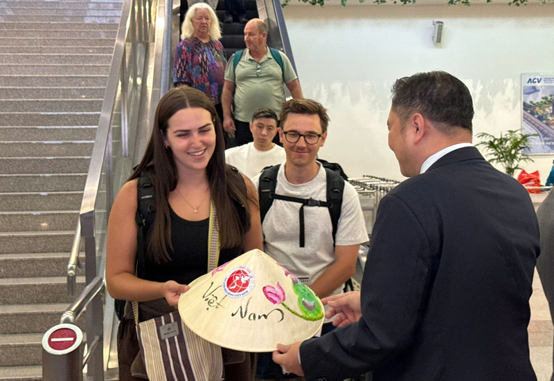 Lãnh đạo Sở Du lịch chào đón các vị khách du lịch quốc tế đầu tiên đến với thành phố năm 2026, sáng ngày 1/1/2026 tại Ga Quốc tế - sân bay Tân Sơn Nhất (TP. Hồ Chí Minh). Ảnh: Minh Khuê.