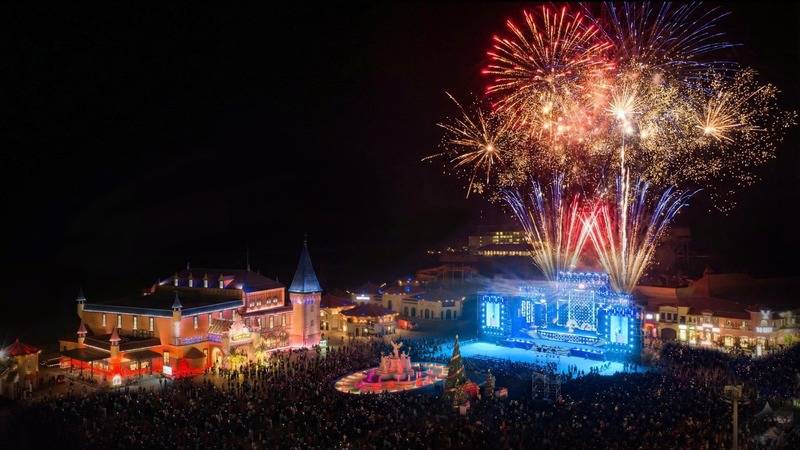 Màn bắn pháo hoa rực rỡ trên bầu trời phố biển chào mừng năm mới 2026. Ảnh: Thành Chung