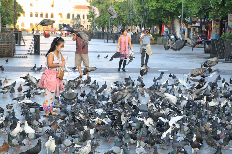Người dân thoải mái chơi đùa tại phố đi bộ Nguyễn Huệ ngày đầu năm. Ảnh: Vietnamnet.