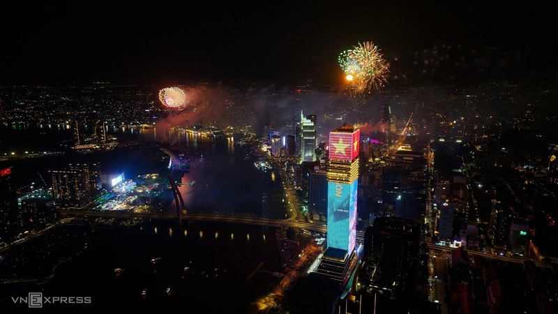 Đúng 0h ngày 1/1/2026, pháo hoa rực sáng trên bầu trời TP. Hồ Chí Minh. Ảnh: VnExpress.