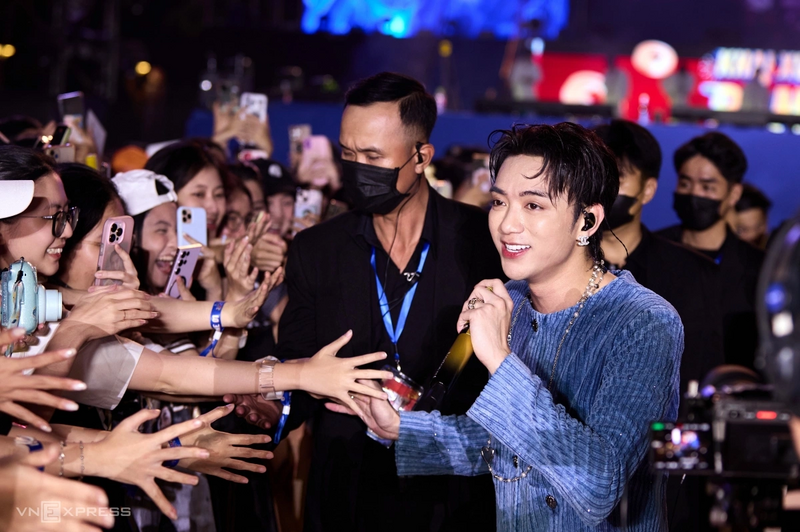 Tại tuyến phố Nguyễn Huệ, một chương trình nghệ thuật có sự góp mặt của nhiều nghệ sĩ nổi tiếng đã thu hút rất đông người tham dự. Ảnh: VnExpress.