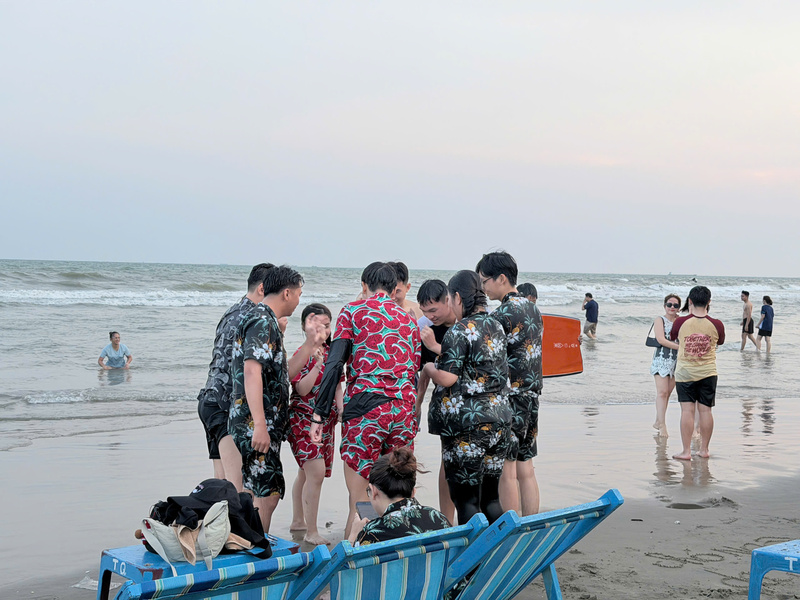 Nhóm của chị Bích Vân (nhân viên văn phòng tại TP. Hồ Chí Minh) chia đội chơi teambuilding trên bãi biển, rồi ăn tối và dạo biển dịp đầu năm.