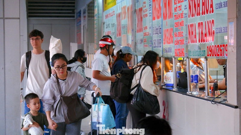 Tại khu vực bến xe nhiều người dân mua vé để về quê trong ngày đầu nghỉ lễ - (Ảnh: Tiền Phong)