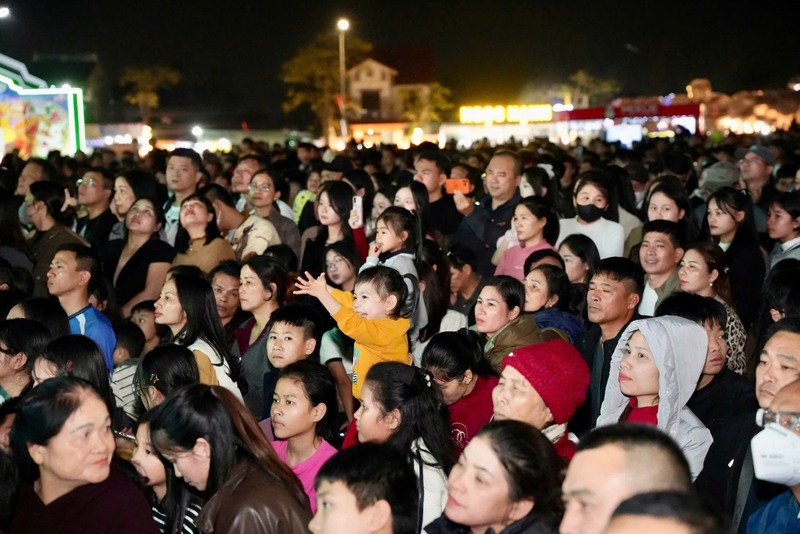 Đông đảo người dân, du khách mãn nhãn với màn bắn pháo hoa đẹp mắt. Ảnh: Thành Chung