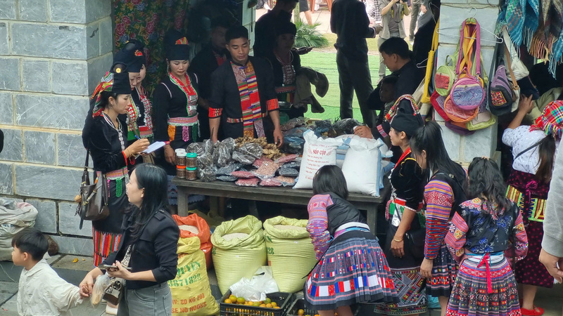 Gian hàng giới thiệu hàng hoá, sản vật địa phương. Ảnh: Thu Lê