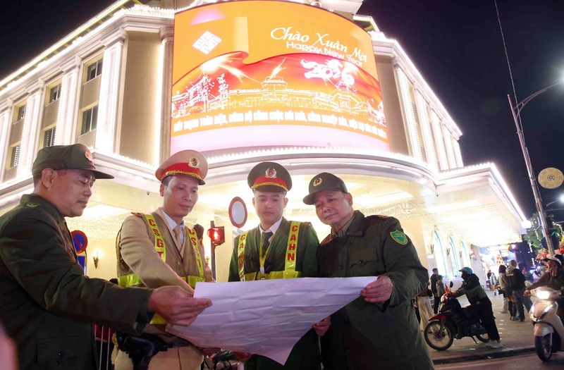 Các lực lượng chức năng triển khai phương án bảo đảm an ninh, trật tự tại khu vực hồ Hoàn Kiếm. Ảnh: CAHN