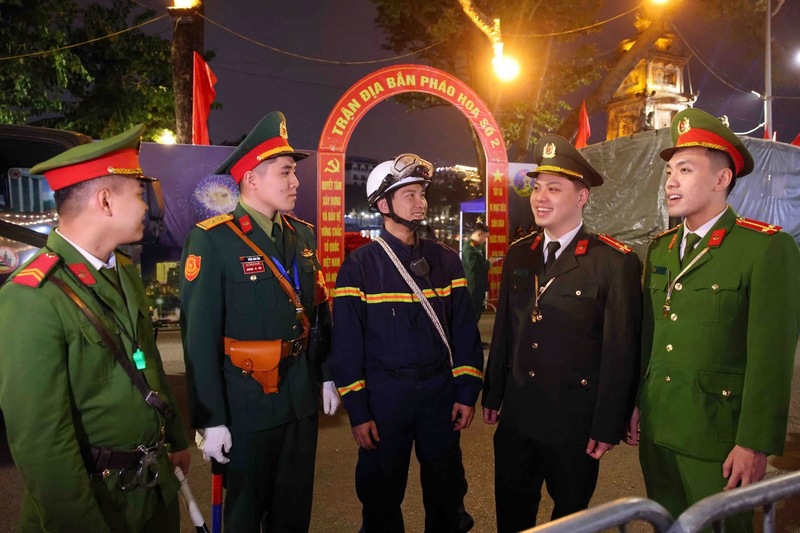 Các lực lượng Công an, Quân đội làm nhiệm vụ tại trận địa pháo hoa số 2 - hồ Hoàn Kiếm. Ảnh: CAHN
