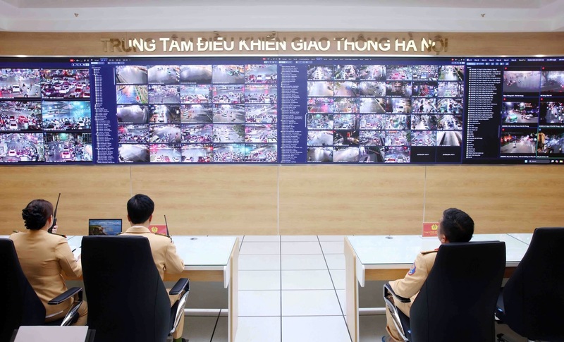 Cán bộ, chiến sĩ Phòng Cảnh sát giao thông, Công an TP. Hà Nội theo dõi, giám sát tình hình giao thông qua hệ thống camera tại Trung tâm điều khiển giao thông, kịp thời phát hiện, xử lý các tình huống phát sinh. Ảnh: CAHN