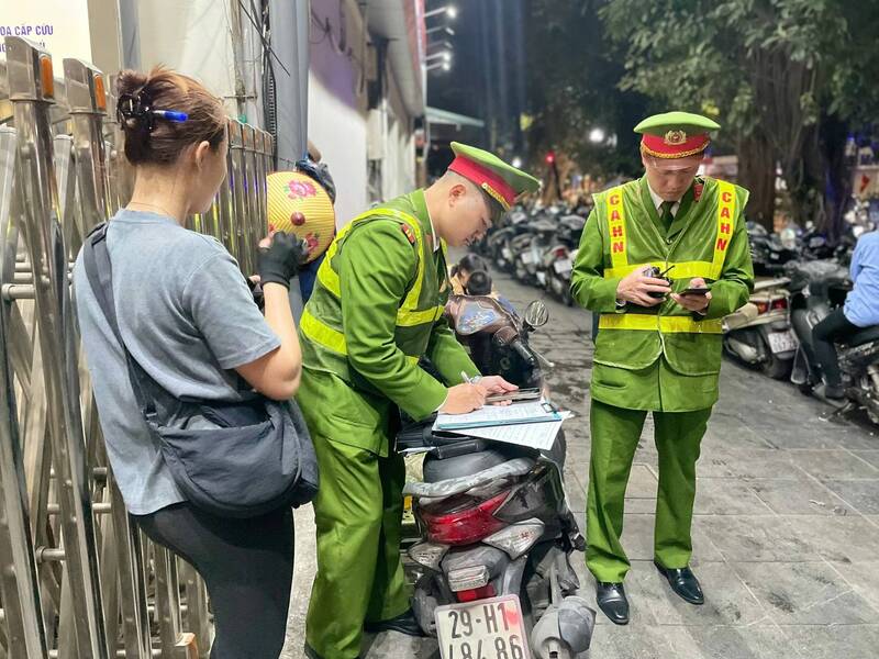 Lực lượng Công an phường Hoàn Kiếm xử lý các trường hợp vi phạm về trật tự đô thị. Ảnh: CAHN