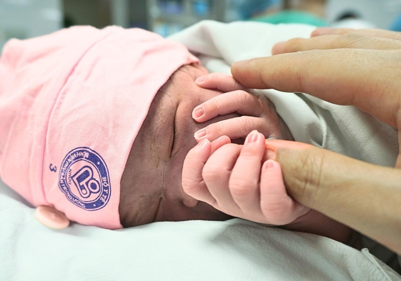 Những tiếng khóc chào đời đầu tiên của các "công dân nhí" vang lên, hòa cùng niềm hân hoan đón chào năm mới.