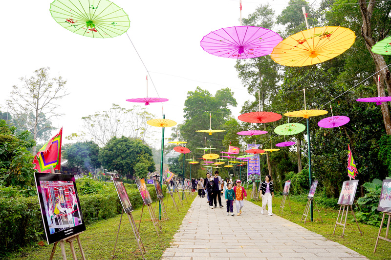 Hoạt động trưng bày tranh “Sắc màu phiên chợ”. Ảnh: Kim Yến