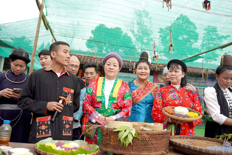 Xôi ngũ sắc là món ăn truyền thống gắn với các lễ, tết suốt bốn mùa trong năm… Ảnh: Kim Yến