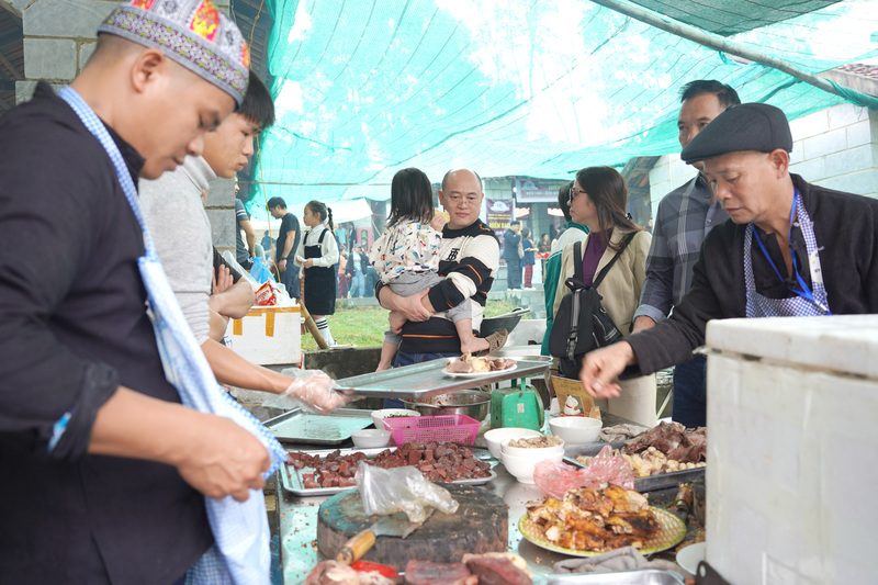 Du khách háo hức trải nghiệm các món ăn của đồng bào dân tộc. Ảnh: Kim Yến
