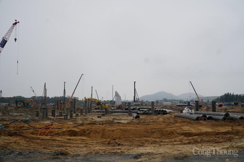 Công trường thi công dự án hà máy sản xuất ray và thép đặc biệt Hòa Phát Dung Quất