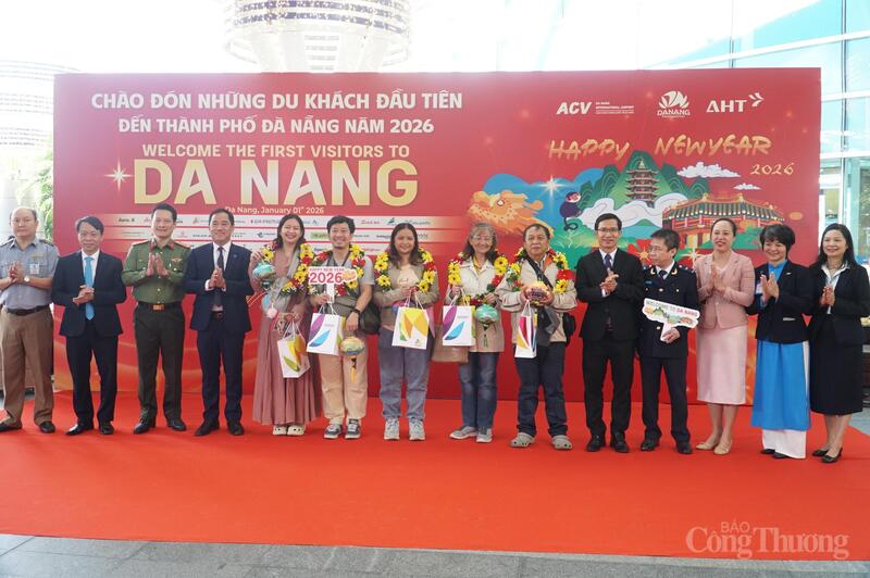 Tặng hoa và quà cho 5 du khách may mắn trên chuyến bay.