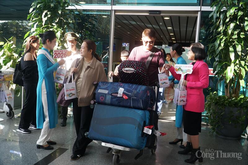 Ngay sau chuyến bay tại ga đến nội địa, Sở Văn hóa, Thể thao và Du lịch TP. Đà Nẵng đã tổ chức đón chuyến bay quốc tế đầu tiên đến thành phố tại ga đến quốc tế.