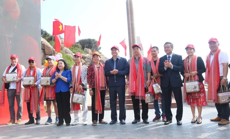 Lãnh đạo tỉnh Đắk Lắk tặng quà chúc mừng những vị khách du lịch đầu tiên đến địa phương trong dịp năm mới. Ảnh: Tường Quân