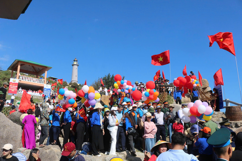 Đông đảo người dân, duy khách, chính quyền địa phương có mặt tại Mũi Đại Lãnh. Ảnh: Tường Quân