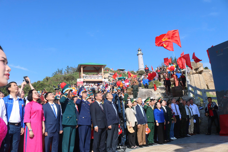 Đại diện các cấp tỉnh Đắk Lắk trong lễ chào cờ tại Mũi Đại Lãnh. Ảnh: Tường Quân