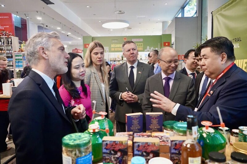 Hàng Việt không chỉ “đi” sang Pháp, mà đứng được trong hệ thống bán lẻ bằng tiêu chuẩn và thương hiệu.