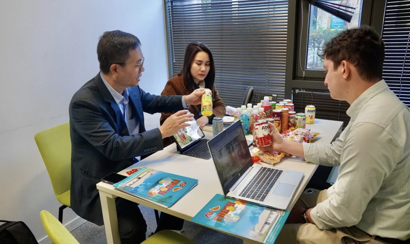 Doanh nghiệp Việt Nam giới thiệu hàng hóa trong nước đến các doanh nghiệp Pháp.