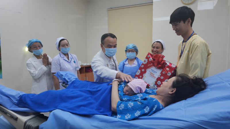 Lãnh đạo Bệnh viện Từ Dũ tặng quà cho gia đình sản phụ - Ảnh: Hải Yến