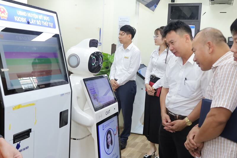 Người dân, doanh nghiệp hào hứng với các thiết bị phục vụ hành chính tại điểm phục vụ hành chính xã Mỹ Đức, TP. Hà Nội. Ảnh: Kim Nhuệ