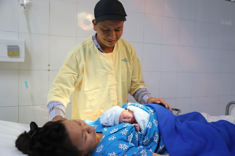 Em bé chào đời khỏe mạnh, hồng hào, tiếng khóc vang vọng khắp phòng sinh, mang đến niềm hạnh phúc vỡ òa cho gia đình.